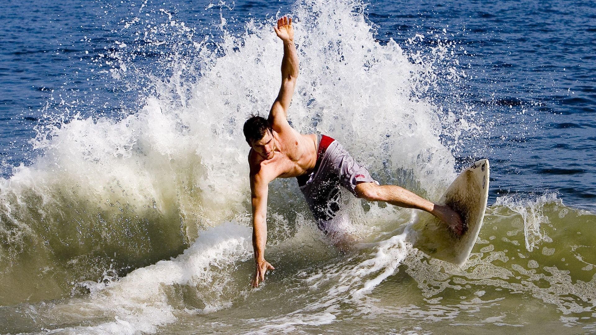 赛道与球场，当F1新赛季揭幕战之夜遇上班凯罗的胜利