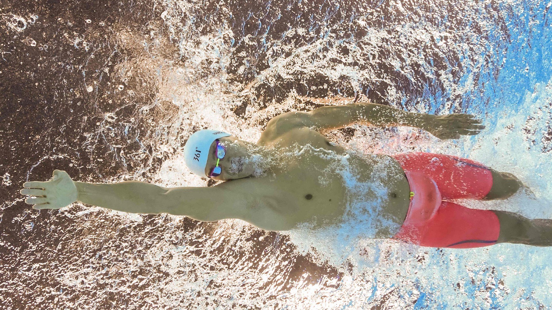 东方铁壁对阵蔚蓝尖刀,解码苏亚雷斯如何以攻防转换撕裂尼斯防线