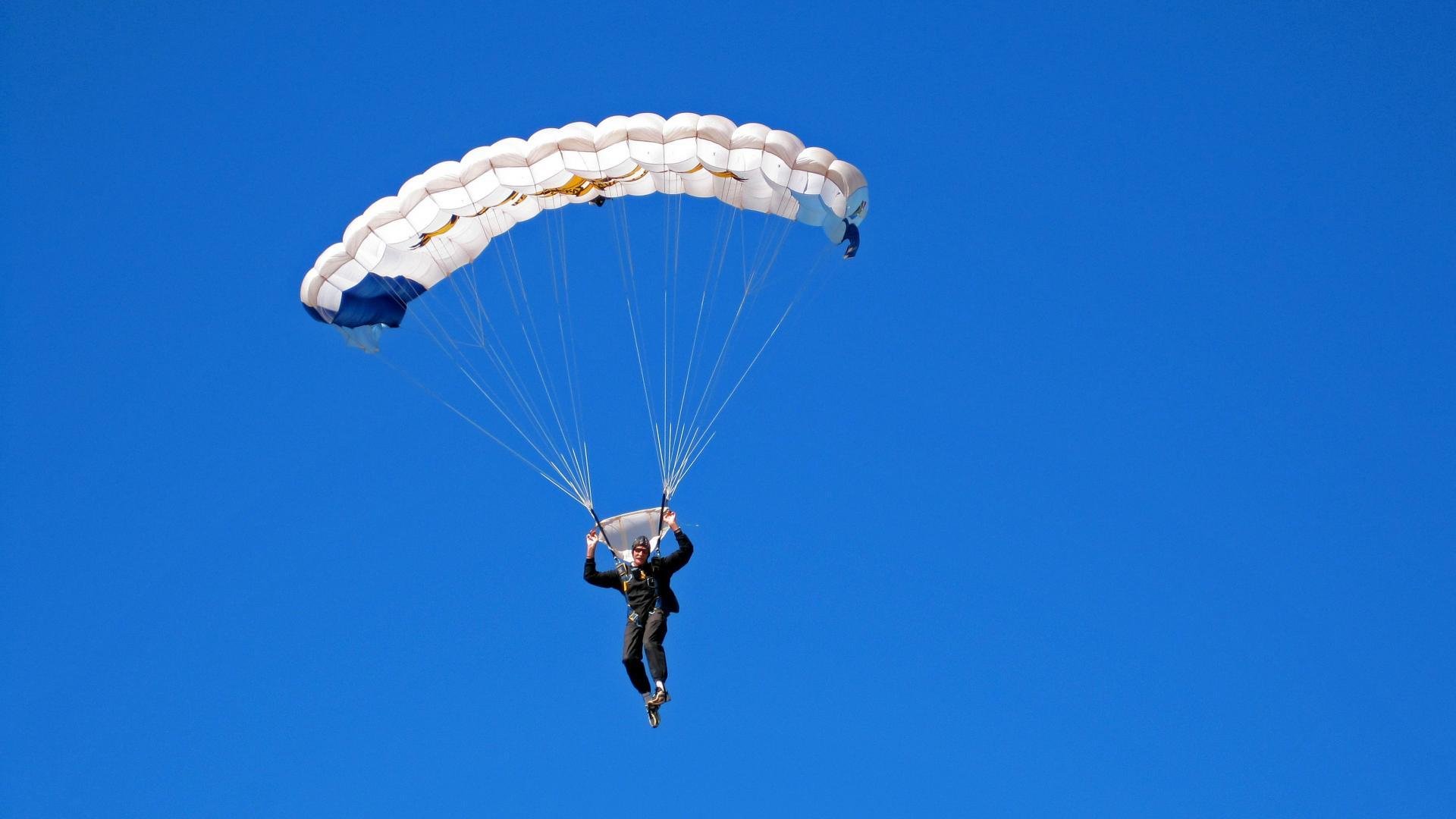 掘金最后时刻击败76人，范弗利特成为关键先生